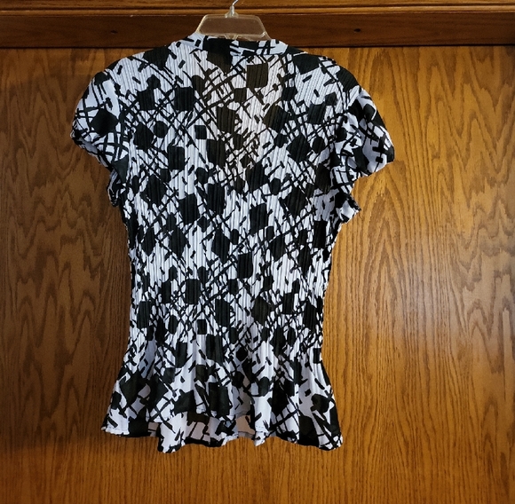East 5th Black and White Abstract Blouse - Picture 2 of 3